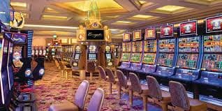 Pengguna memeriksa deposit pulsa di ponsel